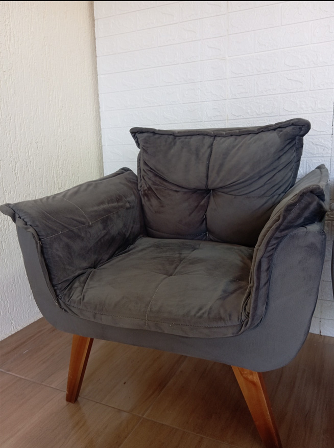 Poltrona Cinza em Suede (Un)