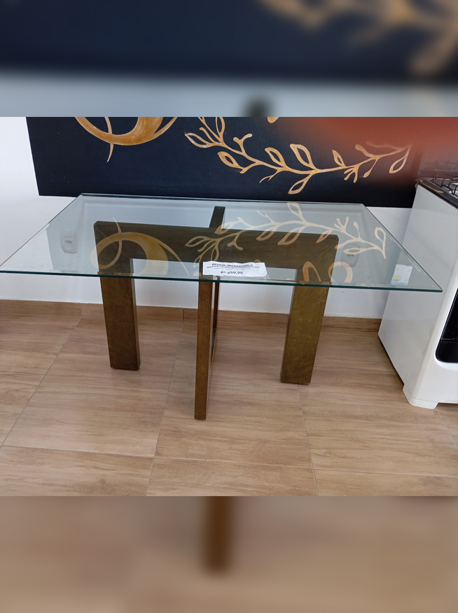 Mesa de Jantar com Tampo de Vidro